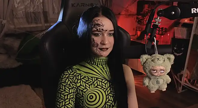 KiraLiLime online show from October 31, 4:30 pm