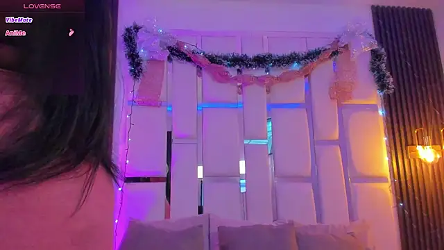 mia schwarz online show from December 4, 9:01 pm