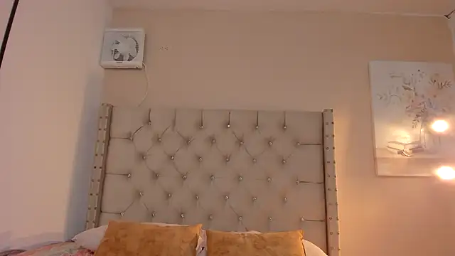 Snapshot of vanesasexyhot21 chatting on September 23, 2:47 am vanesasexyhot21 online show from September 23, 2:47 am