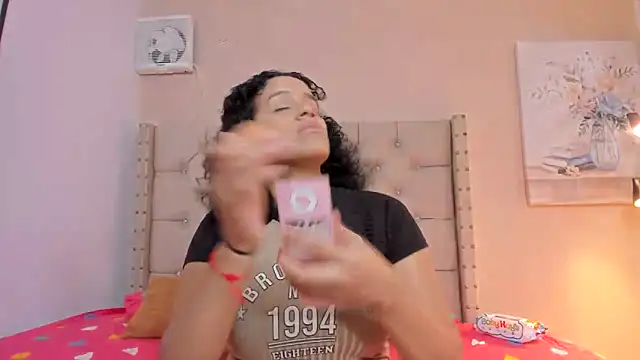 Snapshot of vanesasexyhot21 chatting on October 30, 2:35 am vanesasexyhot21 online show from October 30, 2:35 am