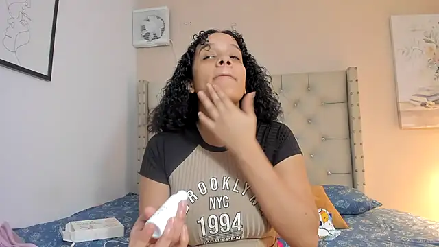 Snapshot of vanesasexyhot21 chatting on November 2, 2:03 am vanesasexyhot21 online show from November 2, 2:03 am