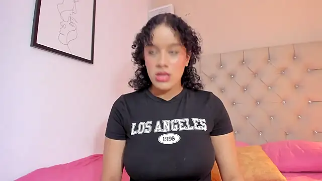 Snapshot of vanesasexyhot21 chatting on November 29, 2:25 am vanesasexyhot21 online show from November 29, 2:25 am