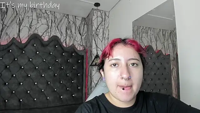 Snapshot of larissa01_ chatting on January 27, 2:42 am larissa01 online show from January 27, 2:42 am