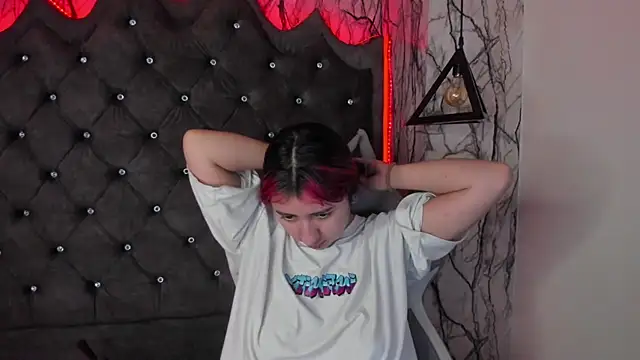 Snapshot of larissa01_ chatting on February 7, 2:40 am larissa01 online show from February 7, 2:40 am