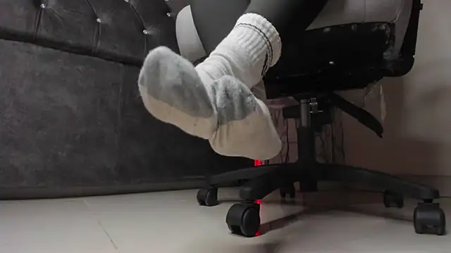 Snapshot of larissa01_ chatting on February 8, 10:07 am larissa01 online show from February 8, 10:07 am