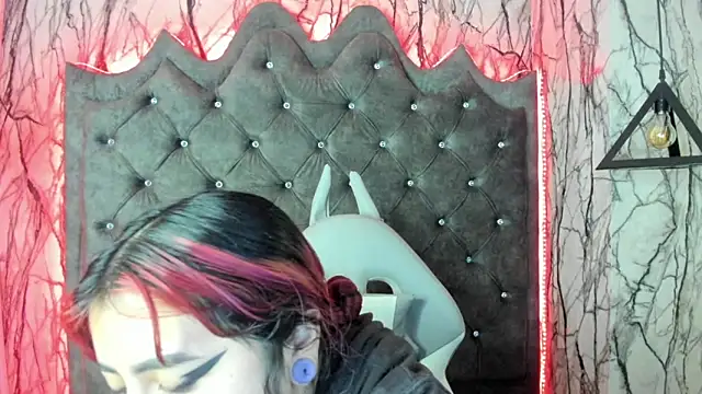 Snapshot of larissa01_ chatting on February 10, 3:24 am larissa01 online show from February 10, 3:24 am