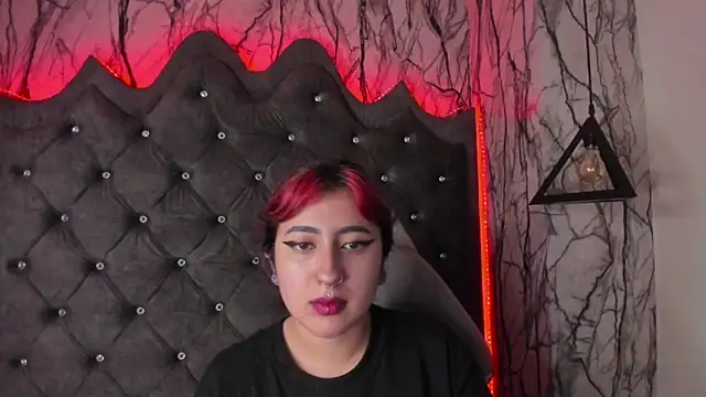 Snapshot of larissa01_ chatting on February 13, 2:56 am larissa01 online show from February 13, 2:56 am