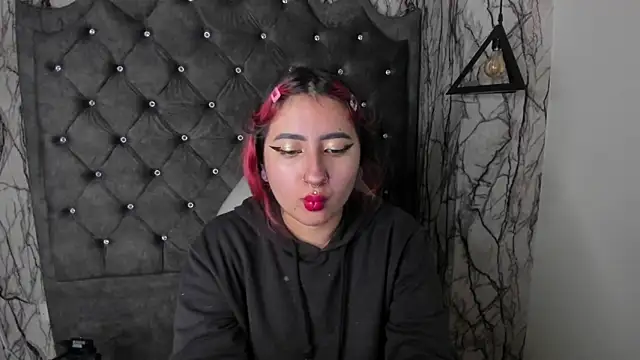 Snapshot of larissa01_ chatting on February 16, 3:15 am larissa01 online show from February 16, 3:15 am