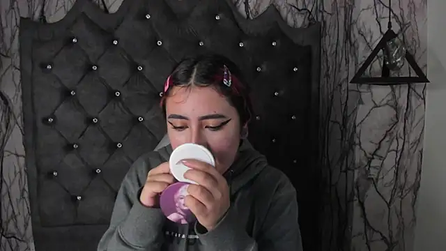 Snapshot of larissa01_ chatting on February 23, 3:02 am larissa01 online show from February 23, 3:02 am