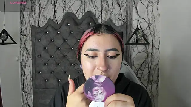 Snapshot of larissa01_ chatting on February 25, 3:20 am larissa01 online show from February 25, 3:20 am