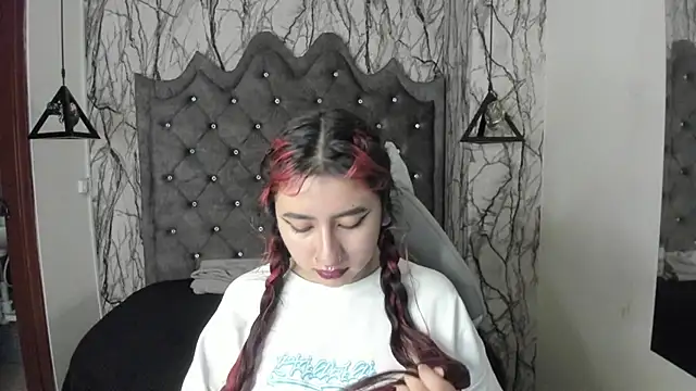 Snapshot of larissa01_ chatting on March 1, 3:21 am larissa01 online show from March 1, 3:21 am