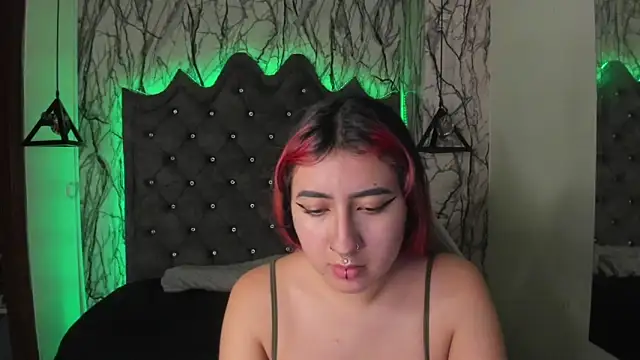 Snapshot of larissa01_ chatting on March 3, 3:08 am larissa01 online show from March 3, 3:08 am