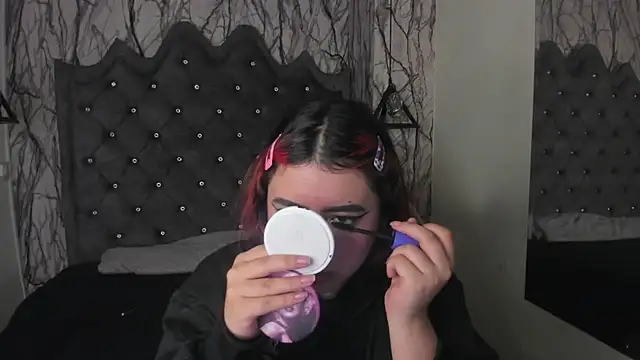 Snapshot of larissa01_ chatting on March 4, 3:11 am larissa01 online show from March 4, 3:11 am