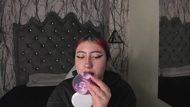 Snapshot of larissa01_ chatting on March 5, 3:29 am larissa01 online show from March 5, 3:29 am