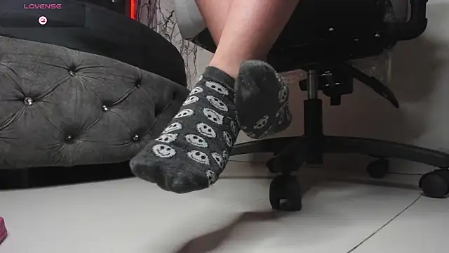 Snapshot of larissa01_ chatting on March 9, 6:06 am larissa01 online show from March 9, 6:06 am