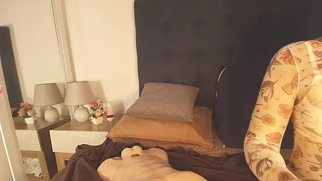 Evelonga 707 online show from March 11, 7:09 pm