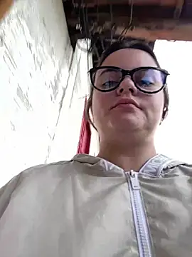 Im Amelia online show from April 21, 12:00 pm