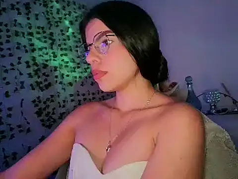 Snapshot of Adararose1 chatting on December 18, 10:46 pm Adararose1 online show from December 18, 10:46 pm