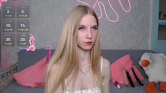 Snapshot of Cutieblondegirl chatting on March 11, 10:10 am Cutieblondegirl online show from March 11, 10:10 am