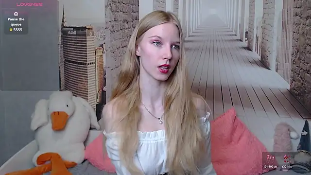 Snapshot of Cutieblondegirl chatting on April 4, 4:48 pm Cutieblondegirl online show from April 4, 4:48 pm