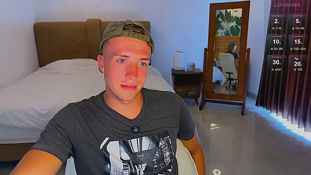 Snapshot of tommy_cumfinger chatting on September 20, 4:35 am tommy cumfinger online show from September 20, 4:35 am