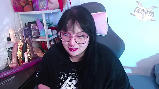 Snapshot of LiloMoon69 chatting on December 13, 6:21 am LiloMoon69 online show from December 13, 6:21 am