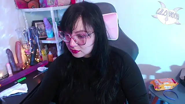 Snapshot of LiloMoon69 chatting on December 18, 2:42 am LiloMoon69 online show from December 18, 2:42 am