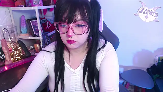 Snapshot of LiloMoon69 chatting on December 31, 2:19 am LiloMoon69 online show from December 31, 2:19 am