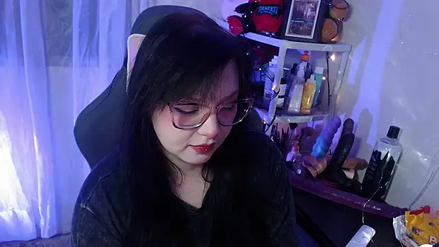 Snapshot of LiloMoon69 chatting on February 2, 4:37 am LiloMoon69 online show from February 2, 4:37 am