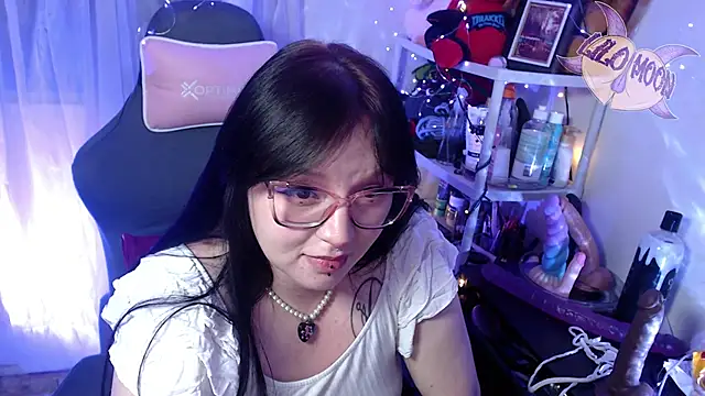 Snapshot of LiloMoon69 chatting on February 8, 6:43 am LiloMoon69 online show from February 8, 6:43 am