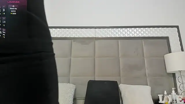 Snapshot of OliviaBurning chatting on March 6, 7:32 pm OliviaBurning online show from March 6, 7:32 pm