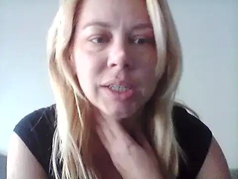 Snapshot of burrkitty chatting on December 9, 8:44 pm burrkitty online show from December 9, 8:44 pm