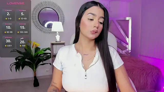 Snapshot of amelie_jhons chatting on December 13, 8:37 pm amelie jhons online show from December 13, 8:37 pm