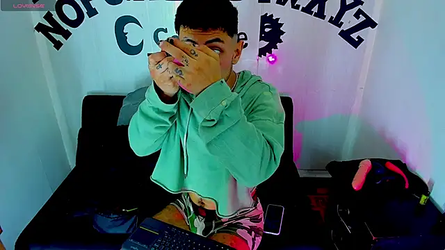 Snapshot of Piggy_Eddy chatting on November 5, 5:18 am Piggy Eddy online show from November 5, 5:18 am