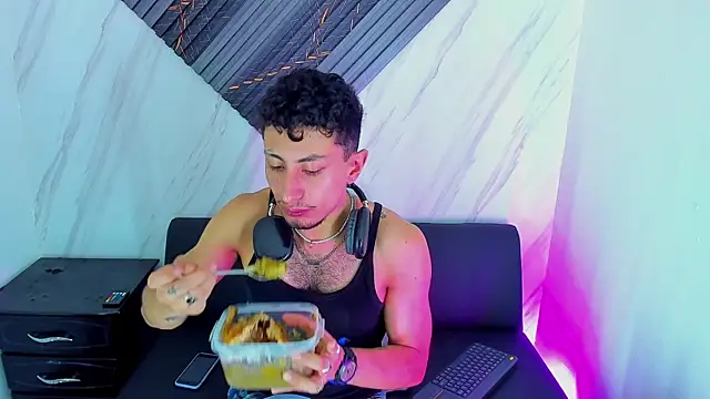 Snapshot of Piggy_Eddy chatting on November 27, 8:11 pm Piggy Eddy online show from November 27, 8:11 pm