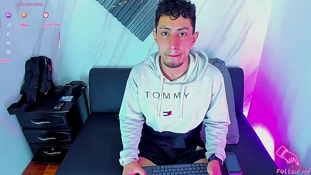 Snapshot of Piggy_Eddy chatting on November 28, 7:38 pm Piggy Eddy online show from November 28, 7:38 pm