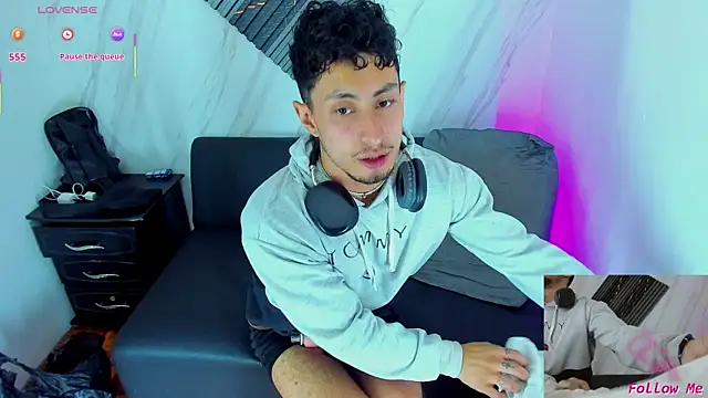 Snapshot of Piggy_Eddy chatting on November 29, 8:45 pm Piggy Eddy online show from November 29, 8:45 pm