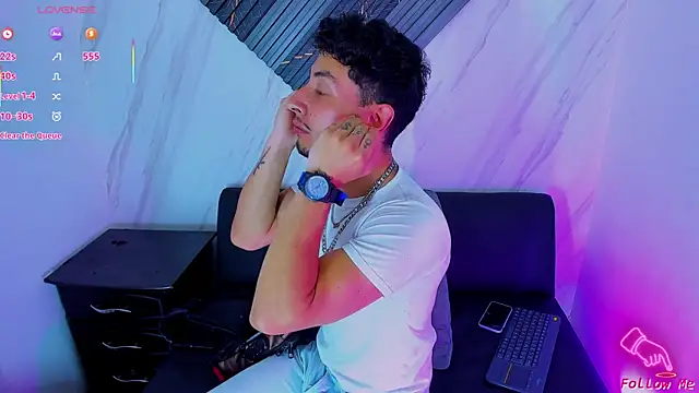 Snapshot of Piggy_Eddy chatting on December 2, 8:59 pm Piggy Eddy online show from December 2, 8:59 pm