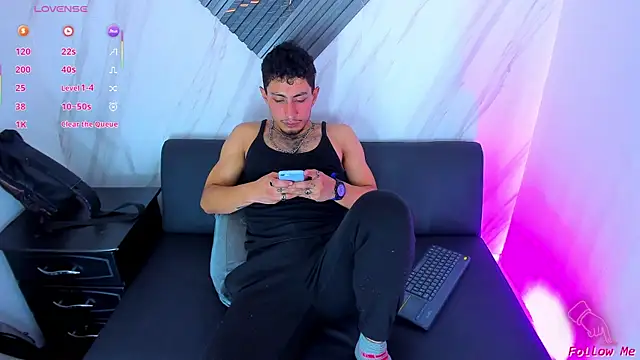 Snapshot of Piggy_Eddy chatting on December 3, 8:29 pm Piggy Eddy online show from December 3, 8:29 pm