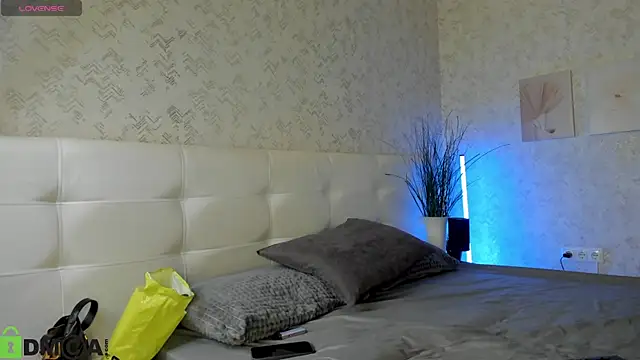 Nicole Charm online show from October 14, 9:15 pm