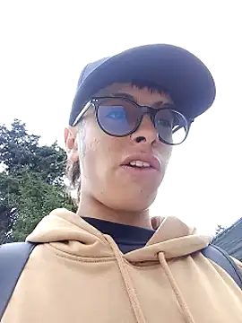 Snapshot of Cuervo_maniaco chatting on December 17, 6:31 pm Cuervo maniaco online show from December 17, 6:31 pm