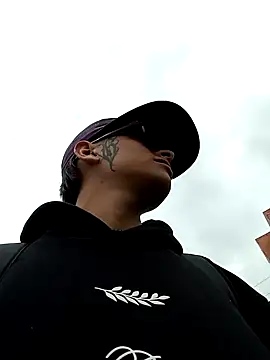 Snapshot of Cuervo_maniaco chatting on December 27, 4:43 pm Cuervo maniaco online show from December 27, 4:43 pm