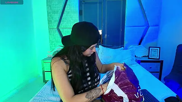 Snapshot of TifanyWhite_ chatting on December 2, 9:06 pm TifanyWhite online show from December 2, 9:06 pm