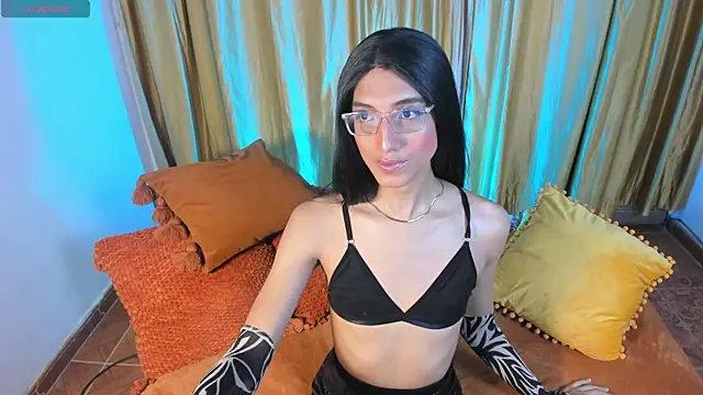 Snapshot of CharlotteLauren chatting on July 24, 4:21 am CharlotteLauren online show from July 24, 4:21 am