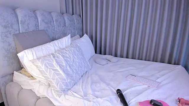 ashlyestone online show from February 4, 12:49 am