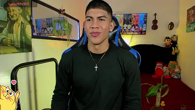 Snapshot of Damian_latinxxx chatting on May 4, 12:28 am Damian latinxxx online show from May 4, 12:28 am