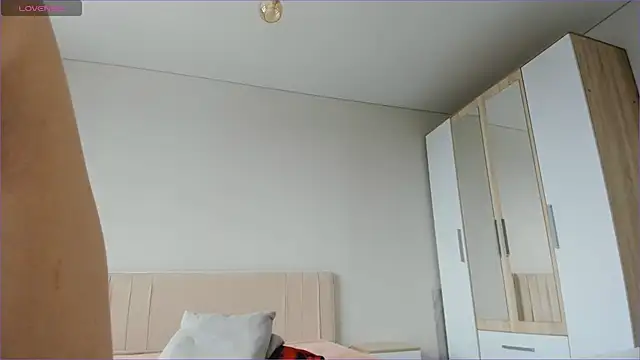 Snapshot of sweety_vikky chatting on February 13, 3:29 am sweety vikky online show from February 13, 3:29 am