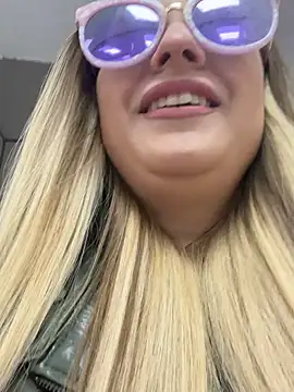 Snapshot of OlgaBuzzz chatting on March 5, 8:54 am OlgaBuzzz online show from March 5, 8:54 am