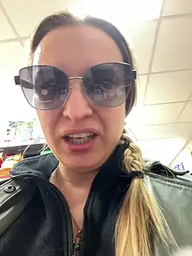 Snapshot of OlgaBuzzz chatting on March 20, 7:47 am OlgaBuzzz online show from March 20, 7:47 am