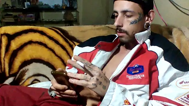 Snapshot of sellvageria chatting on October 12, 10:20 pm sellvageria online show from October 12, 10:20 pm